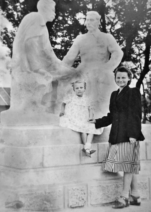  У кинотеатра им. Ленинского Комсомола